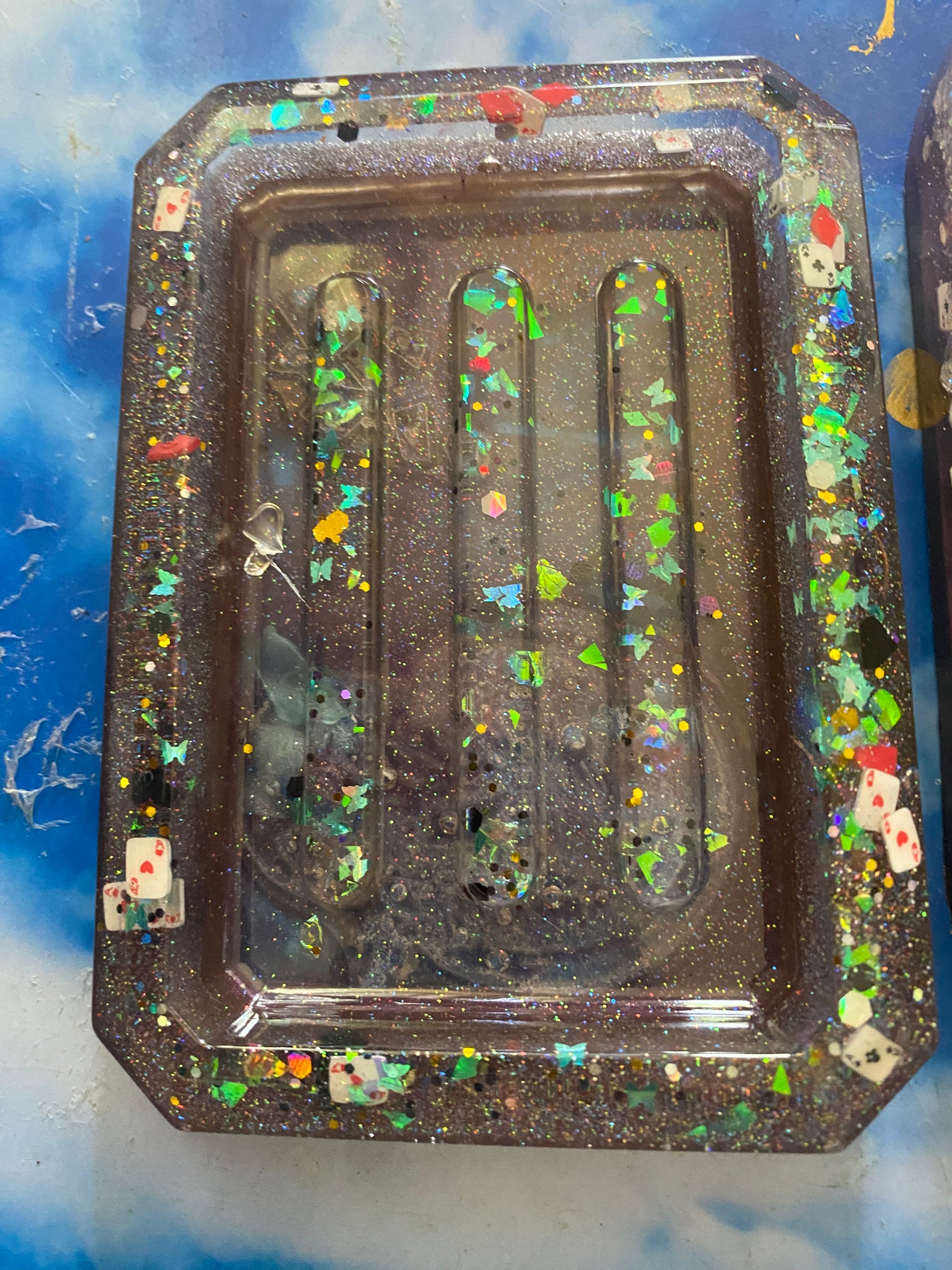 Soap holder in Alice style with a glittery purple base, colorful confetti, and three drainage grooves.